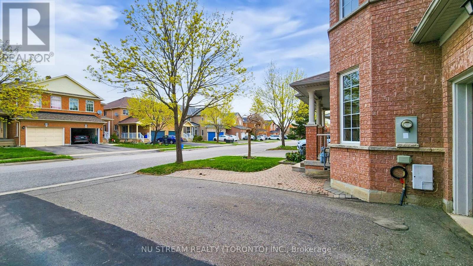 Property at 131 RIDEAU DRIVE image 3