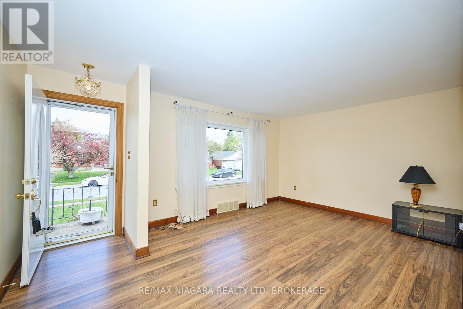 5892 Carman Street, Niagara Falls, Ontario  L2J 1S1 - Photo 7 - X12129591