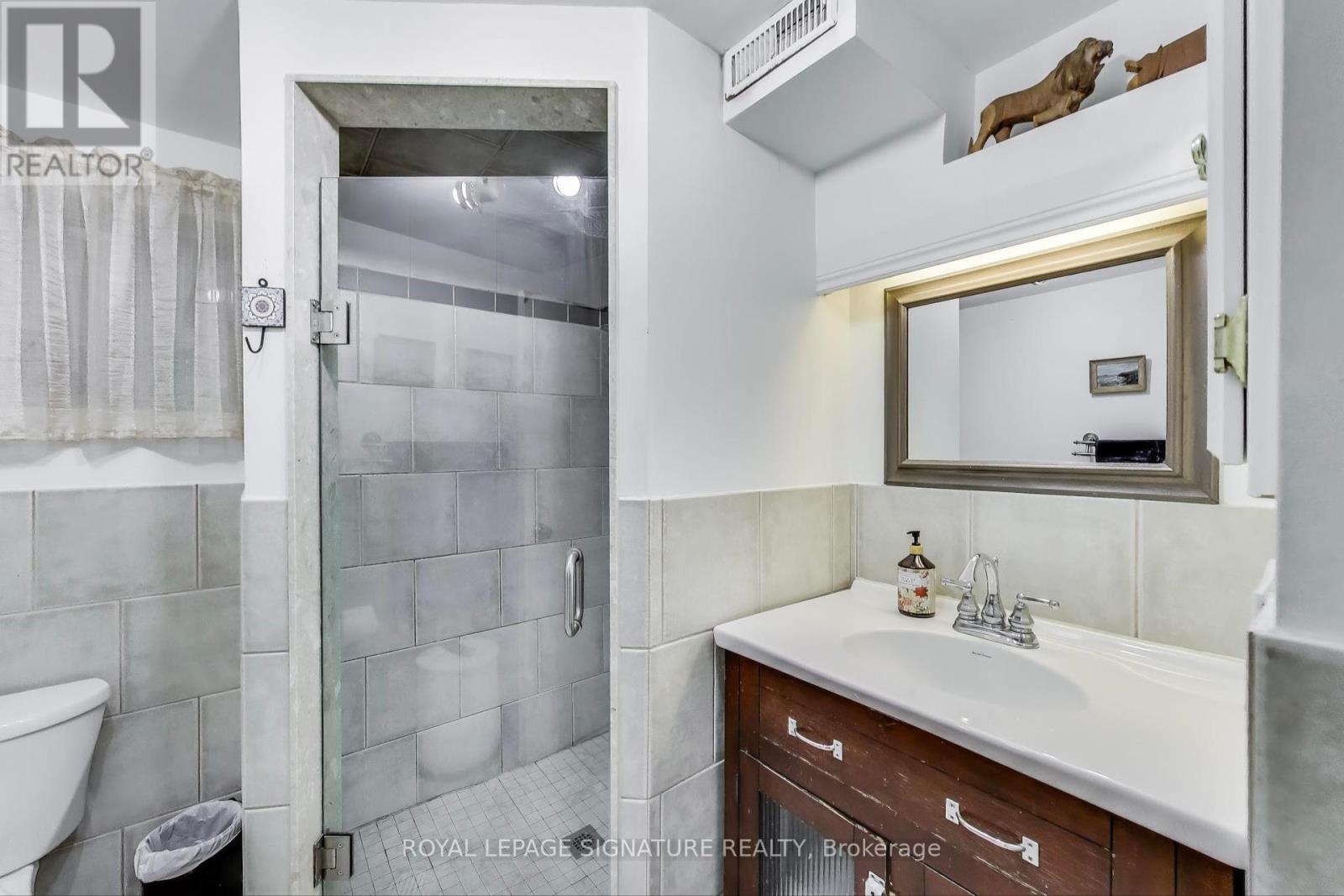 232 Pacific Avenue, Toronto, Ontario  M6P 2P5 - Photo 38 - W12112222
