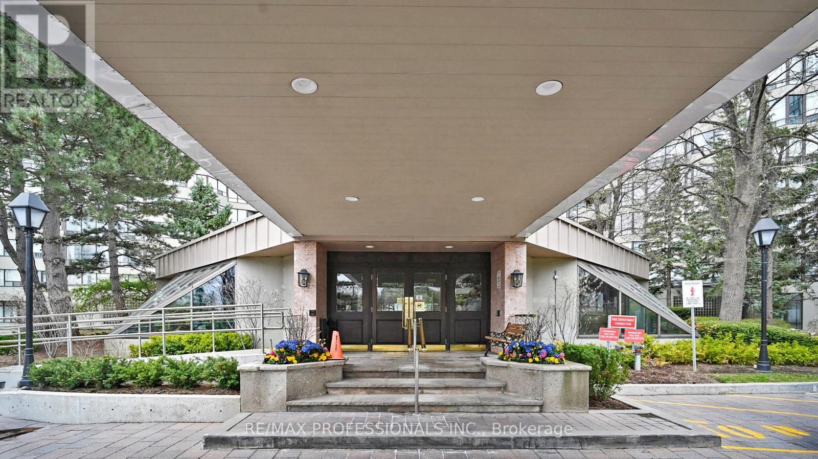 408 - 1300 Islington Avenue, Toronto, Ontario  M9A 5C4 - Photo 3 - W12126840