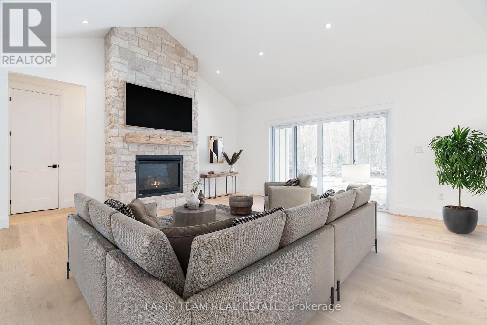 262 Lakeshore Road W, Oro-Medonte, Ontario  L4N 3B7 - Photo 11 - S12129625