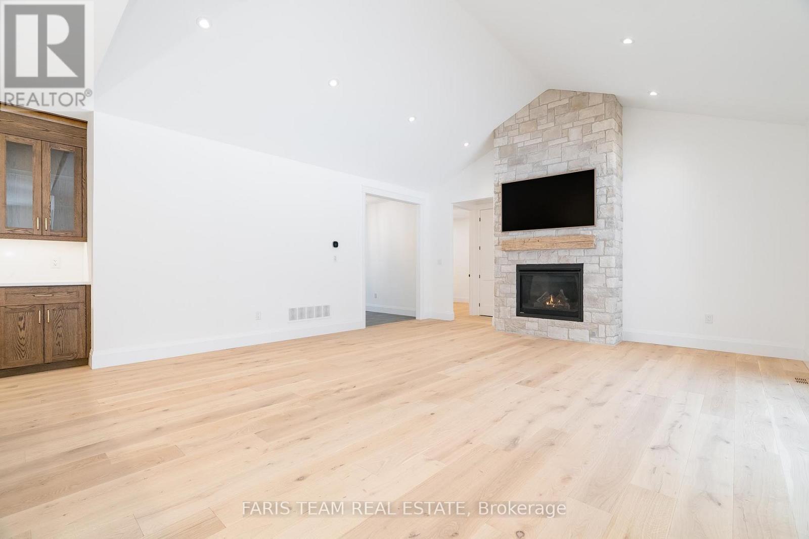 262 Lakeshore Road W, Oro-Medonte, Ontario  L4N 3B7 - Photo 12 - S12129625