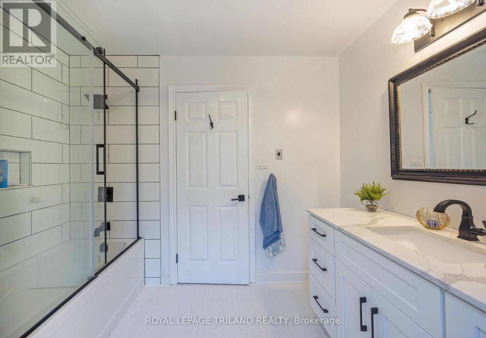 37412 Lake Line, Southwold, Ontario  N5L 1J1 - Photo 21 - X12129732