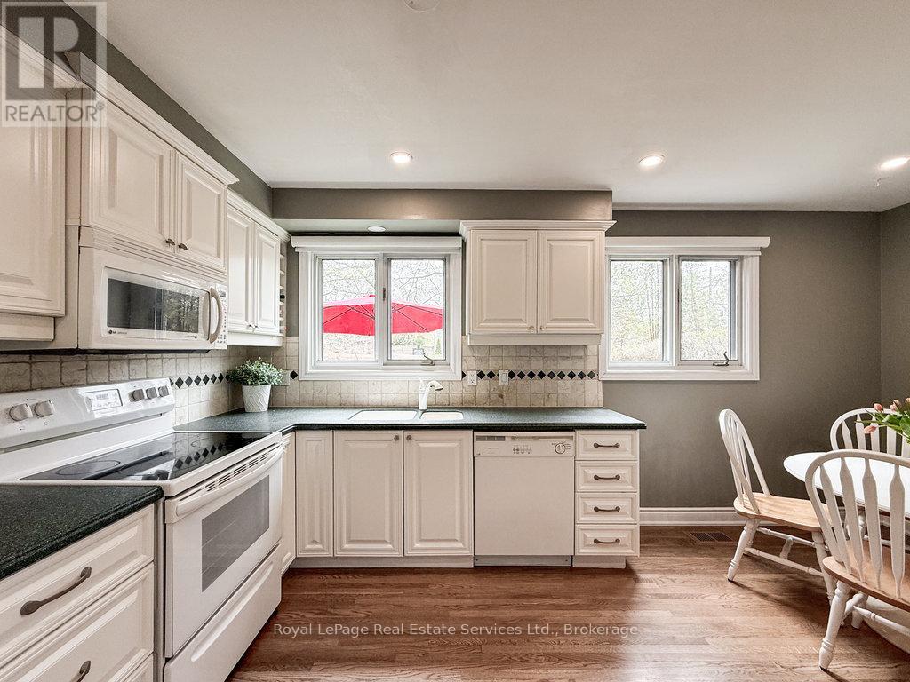 2086 Thornlea Drive, Oakville (Br Bronte), Ontario  L6L 1K6 - Photo 10 - W12129721