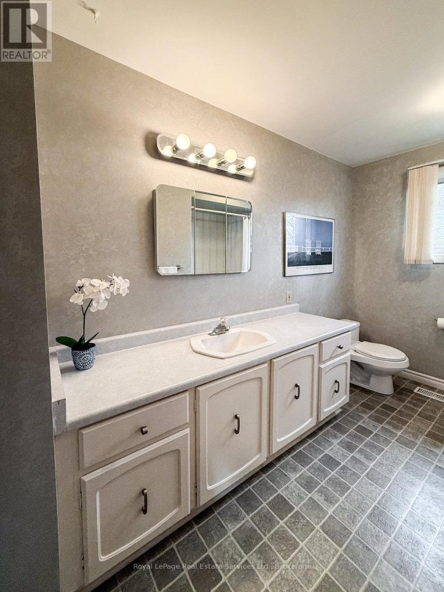 2086 Thornlea Drive, Oakville (Br Bronte), Ontario  L6L 1K6 - Photo 13 - W12129721