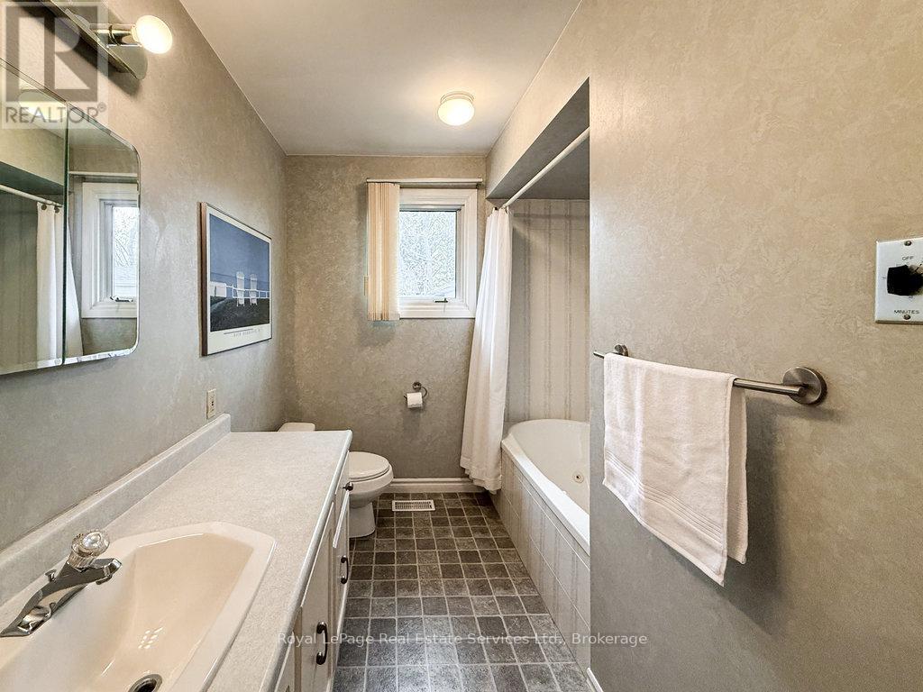 2086 Thornlea Drive, Oakville (Br Bronte), Ontario  L6L 1K6 - Photo 14 - W12129721