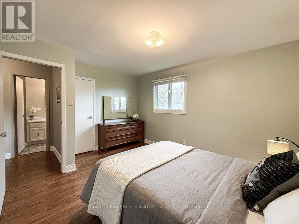 2086 Thornlea Drive, Oakville (Br Bronte), Ontario  L6L 1K6 - Photo 16 - W12129721