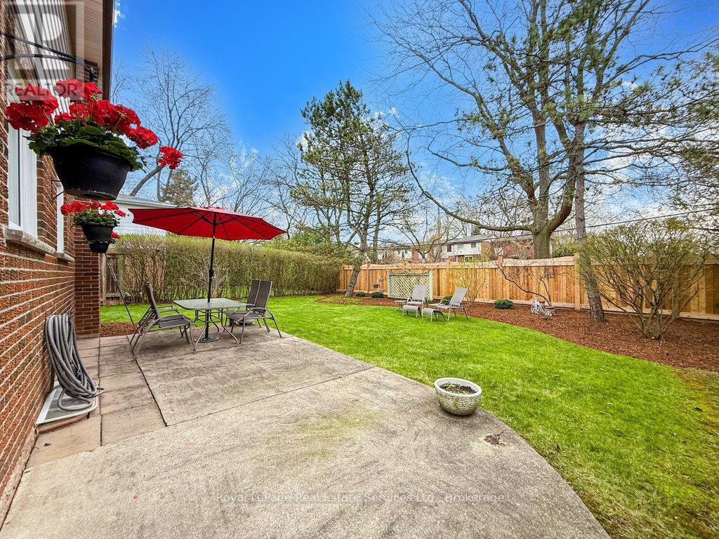 2086 Thornlea Drive, Oakville (Br Bronte), Ontario  L6L 1K6 - Photo 33 - W12129721
