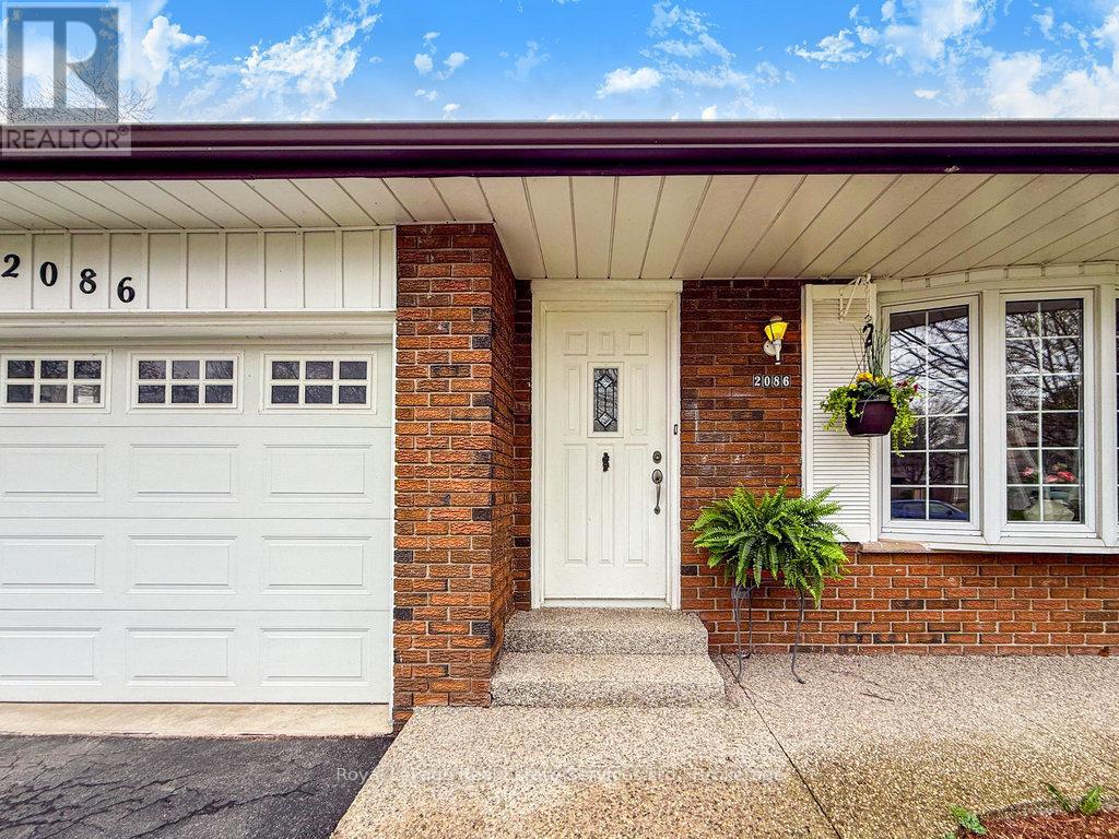 2086 Thornlea Drive, Oakville (Br Bronte), Ontario  L6L 1K6 - Photo 4 - W12129721
