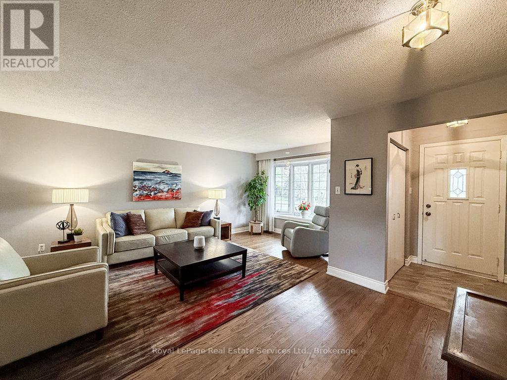 2086 Thornlea Drive, Oakville (Br Bronte), Ontario  L6L 1K6 - Photo 7 - W12129721