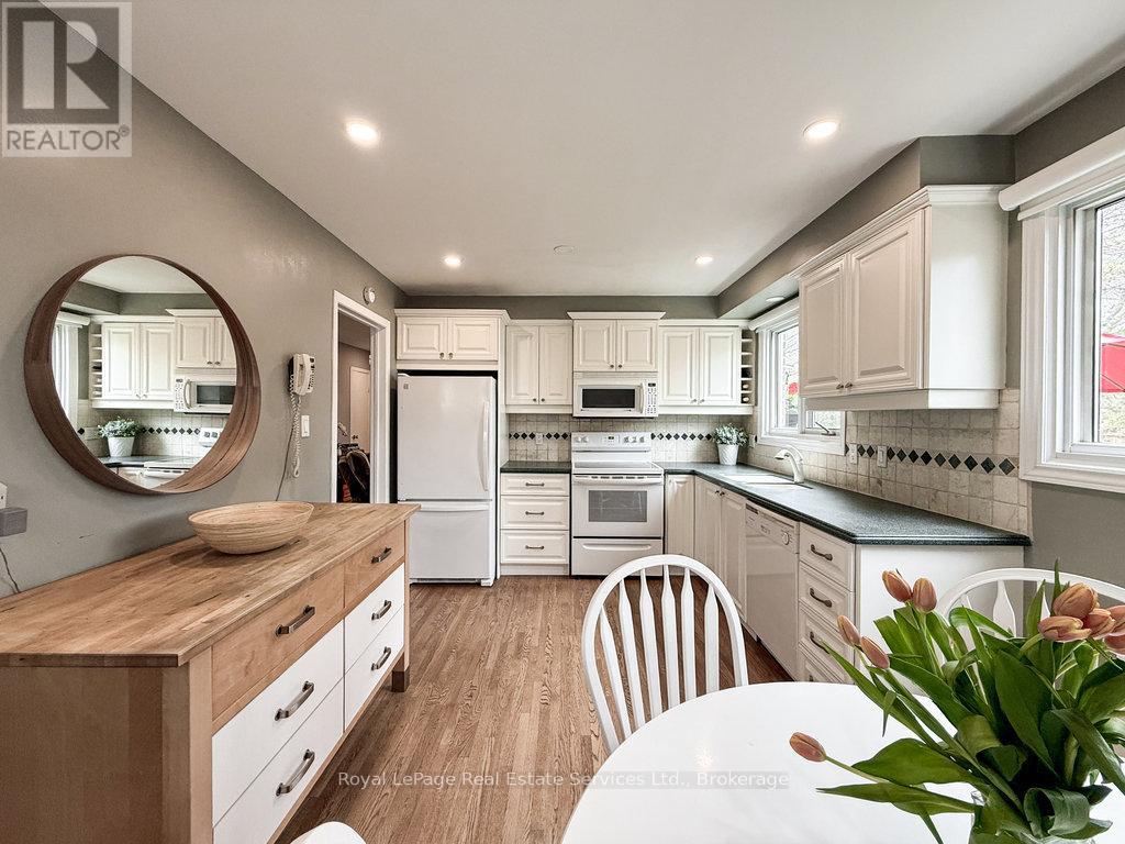 2086 Thornlea Drive, Oakville (Br Bronte), Ontario  L6L 1K6 - Photo 9 - W12129721