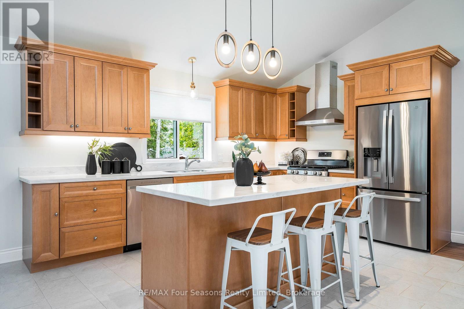 Property at 19 CURRIE AVENUE image 4