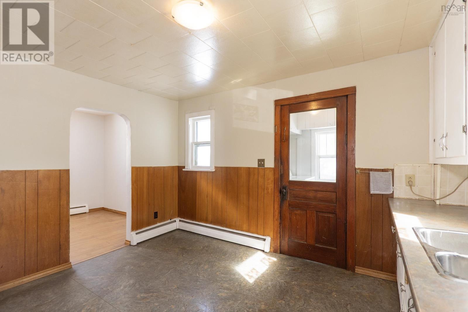 90 Mcfarlane Street, Springhill, Nova Scotia  B0M 1X0 - Photo 13 - 202503247