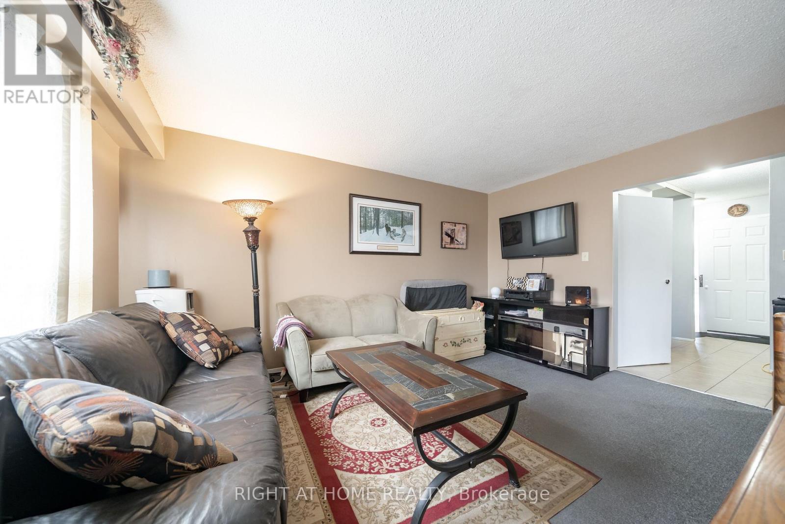 74 Burns Circle, Barrie, Ontario  L4N 5J8 - Photo 7 - S12125520