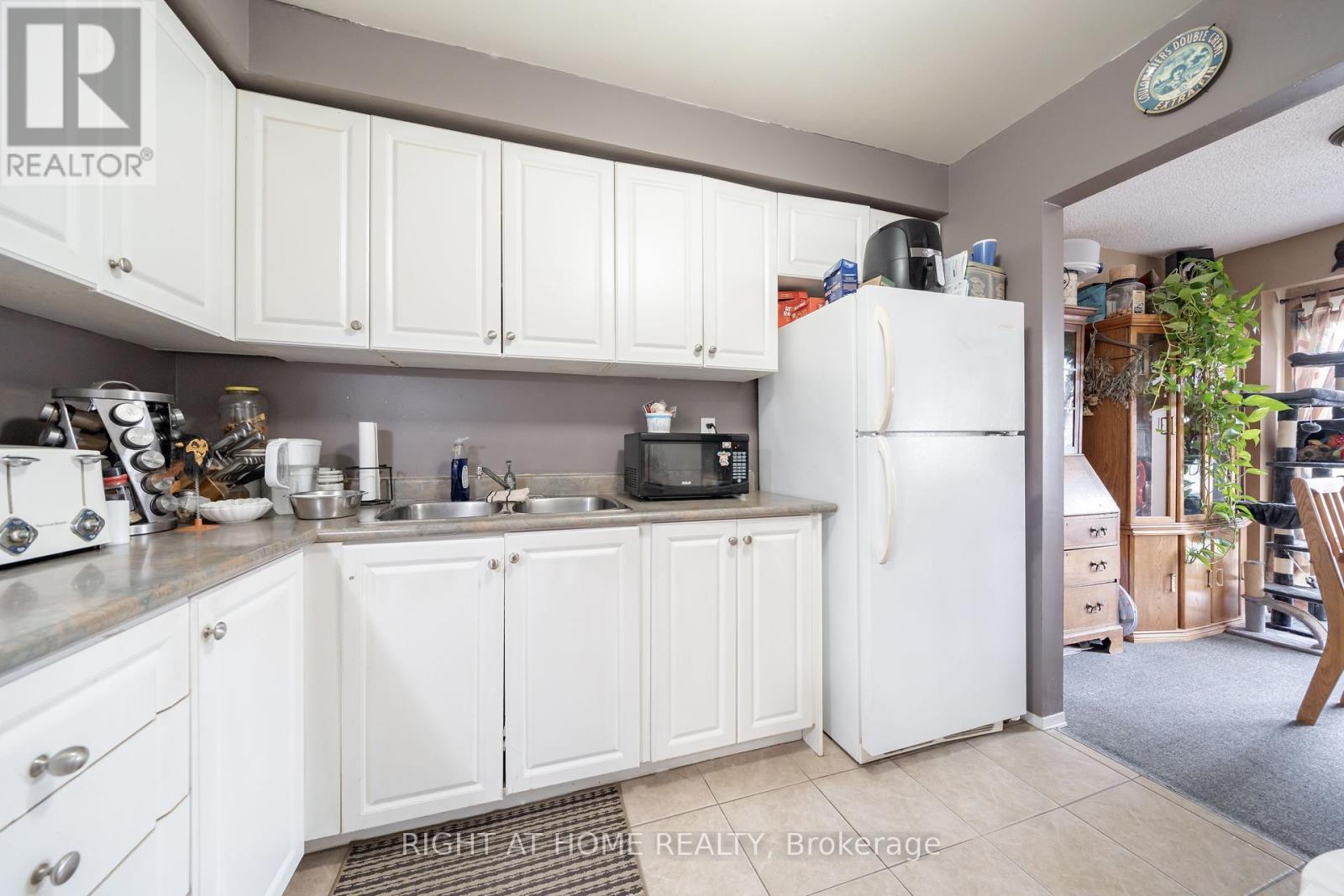 74 Burns Circle, Barrie, Ontario  L4N 5J8 - Photo 9 - S12125520