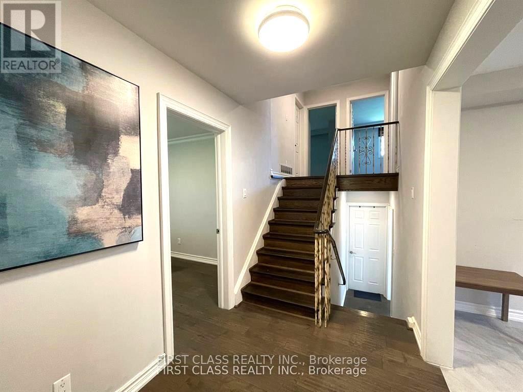 Upper - 24 Greenyards Drive, Toronto, Ontario  M2M 2R6 - Photo 1 - C12129709