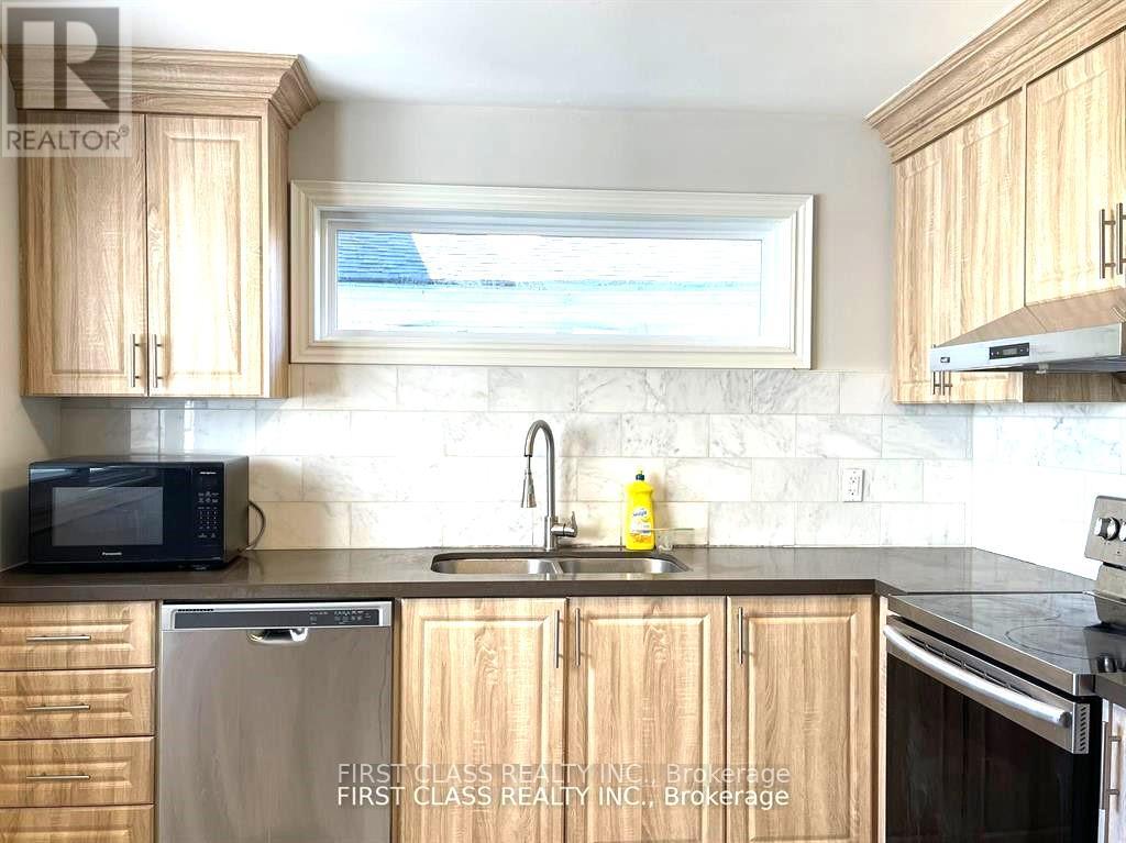 Upper - 24 Greenyards Drive, Toronto, Ontario  M2M 2R6 - Photo 2 - C12129709