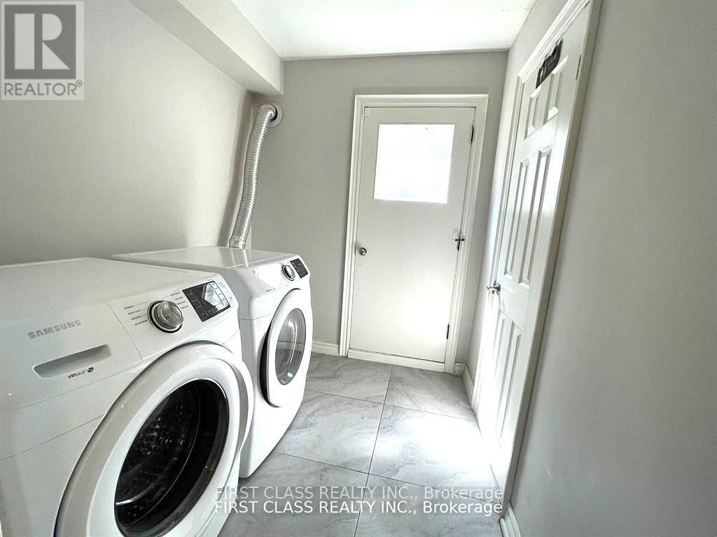 Upper - 24 Greenyards Drive, Toronto, Ontario  M2M 2R6 - Photo 8 - C12129709