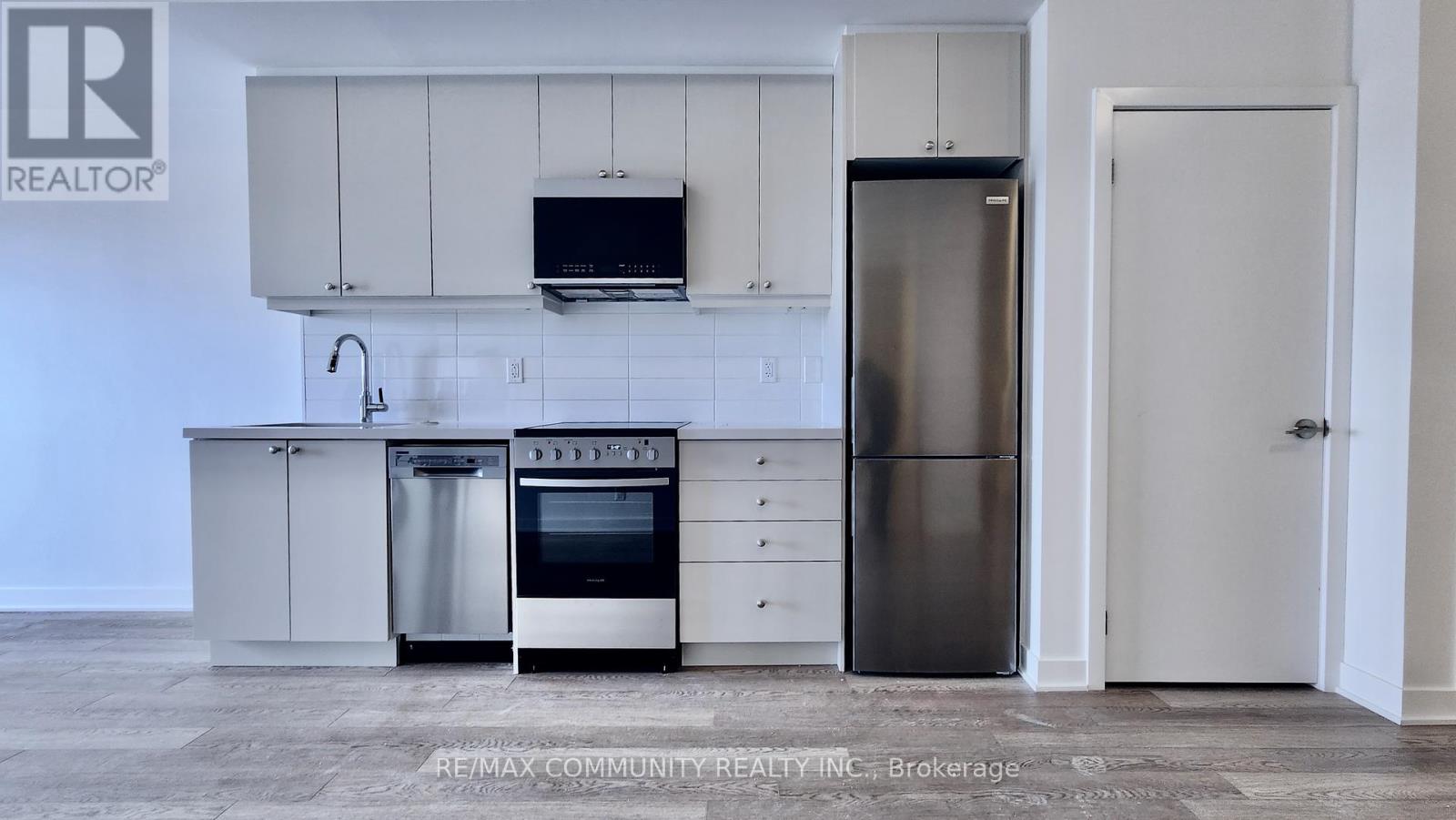 Property at 704 - 55 CLARINGTON BOULEVARD image 4