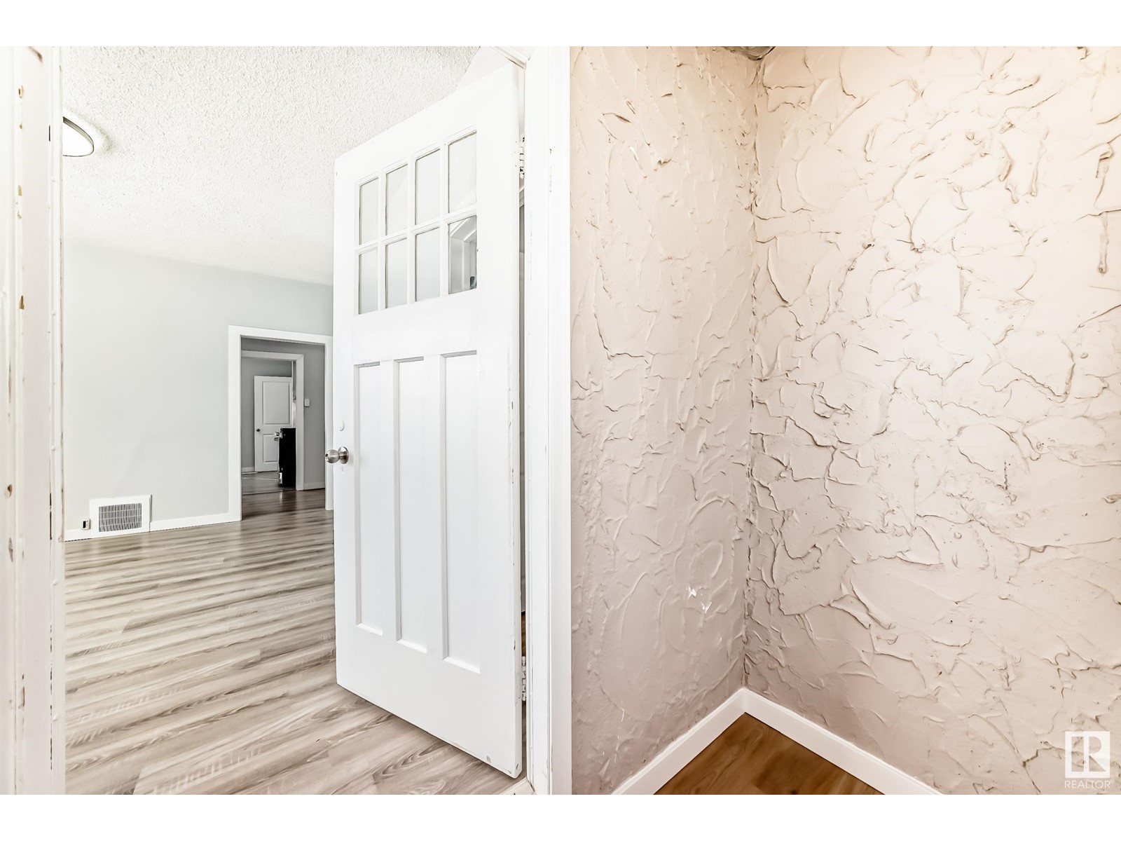 Property at 11902 90 ST NW image 3
