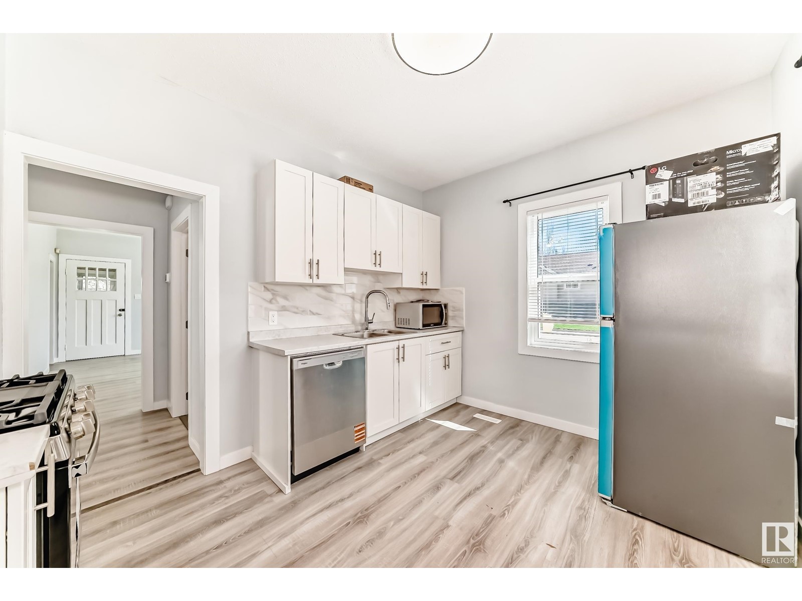Property at 11902 90 ST NW image 5