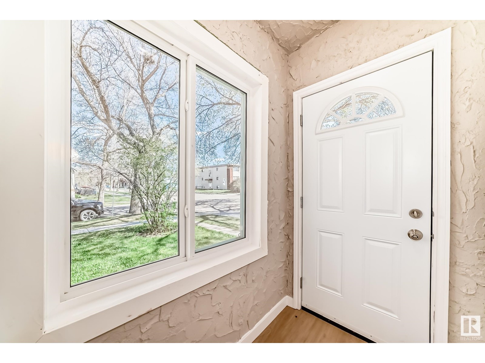 Property at 11902 90 ST NW image 2