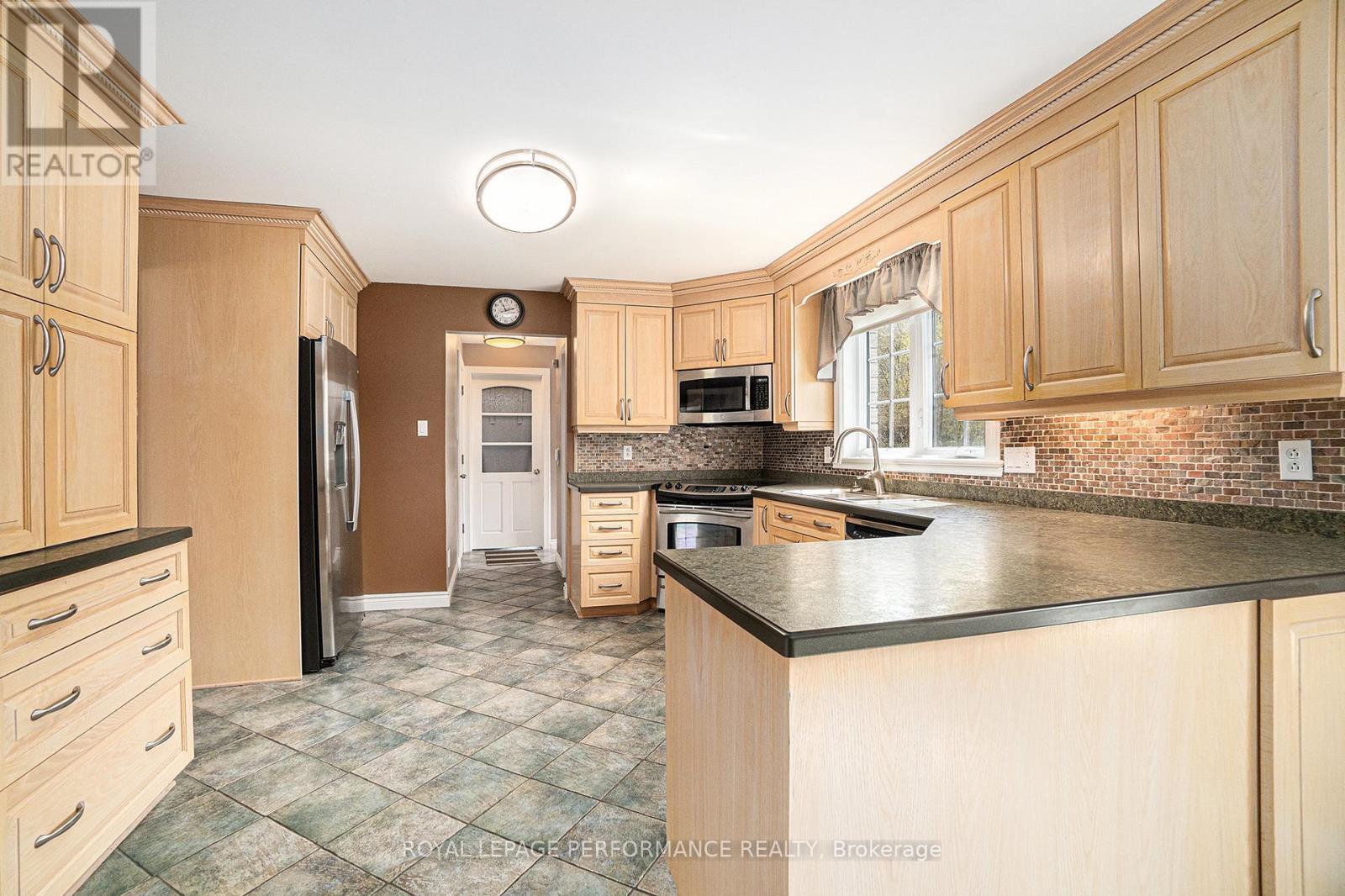 1500 Kinsella Drive, Ottawa, Ontario  K4C 1A9 - Photo 9 - X12129813
