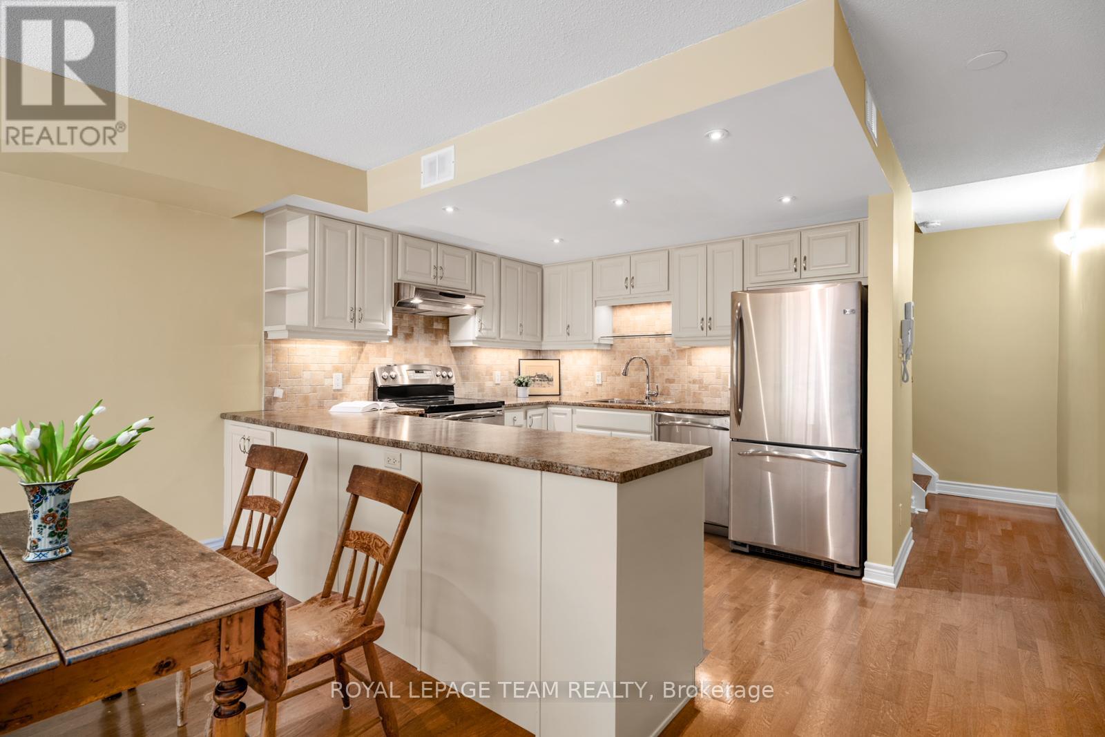 2 - 74 Somerset Street W, Ottawa, Ontario  K2P 0H5 - Photo 5 - X12129993