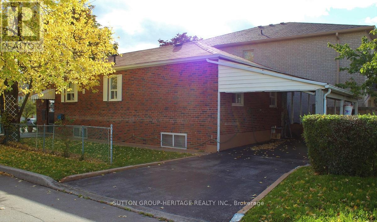 36 Bartley (Main Level) Drive, Toronto (Victoria Village), Ontario  M4A 1B9 - Photo 2 - C12129841