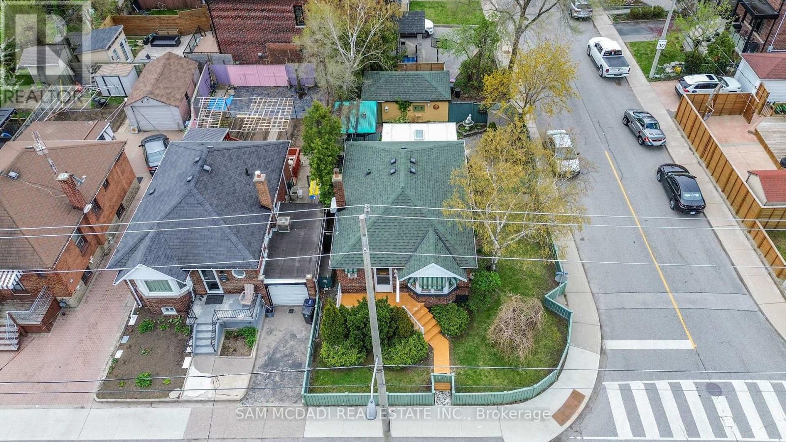 319 COSBURN AVENUE, Toronto, Ontario