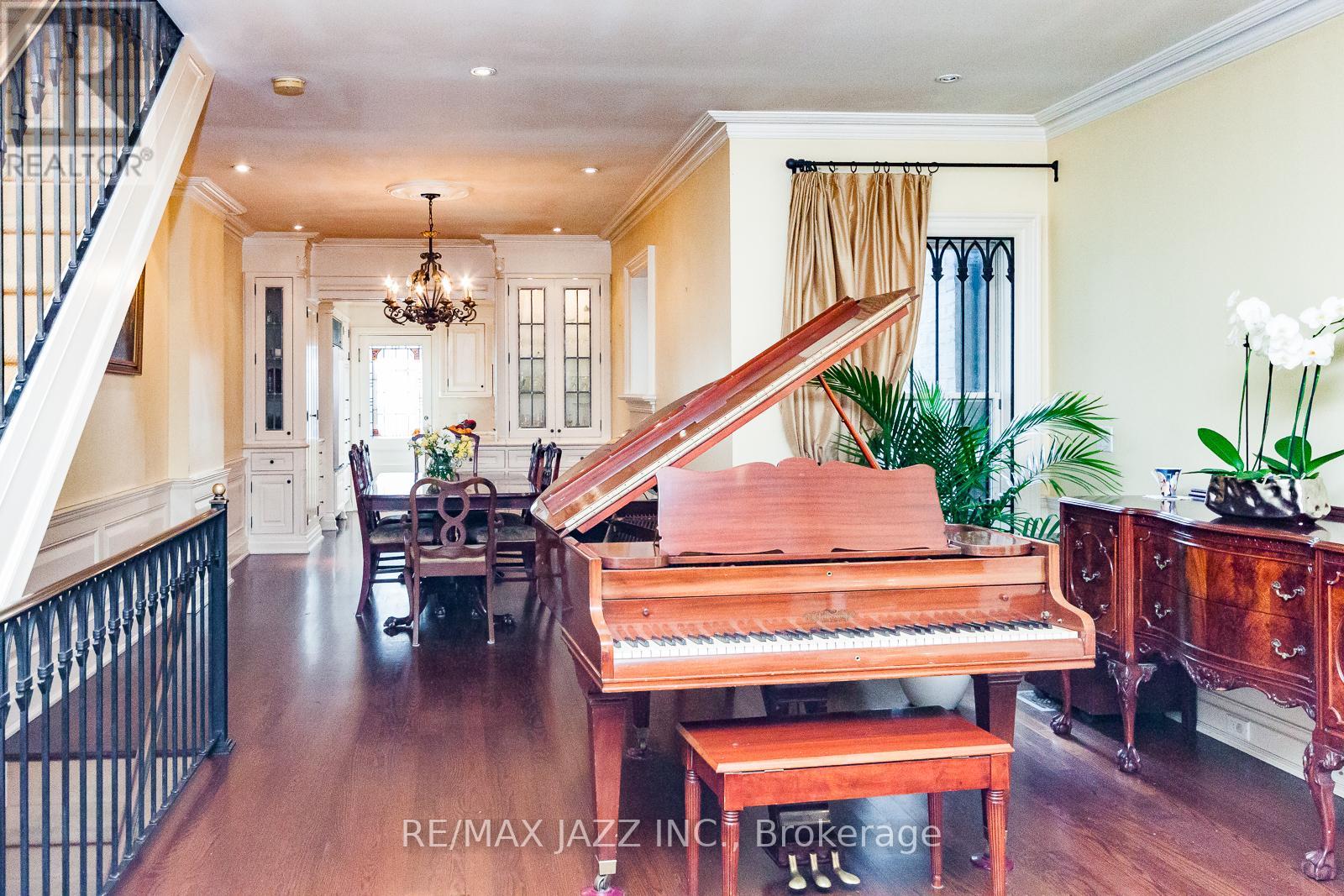 36 Clinton Street, Toronto, Ontario  M6J 2P2 - Photo 9 - C12130047