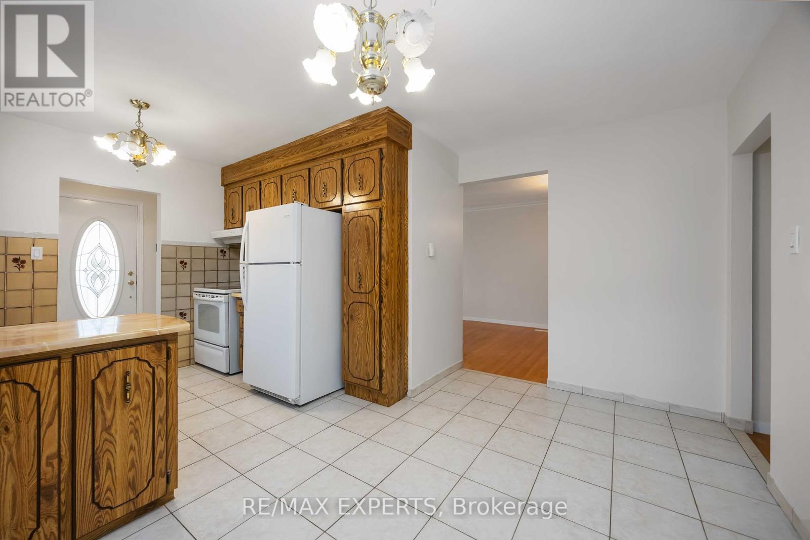 42 Hasbrooke Drive, Toronto, Ontario  M9L 1A1 - Photo 8 - W12129790