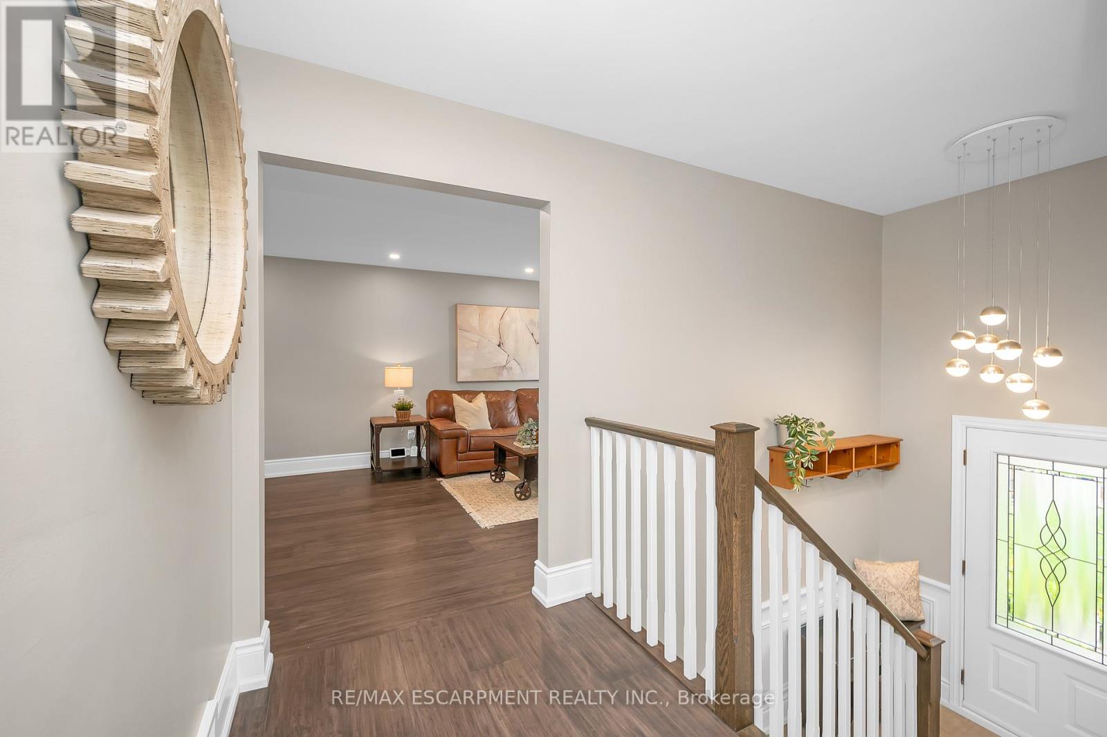5075 Queens Court, Burlington, Ontario  L7L 3Z1 - Photo 8 - W12129855
