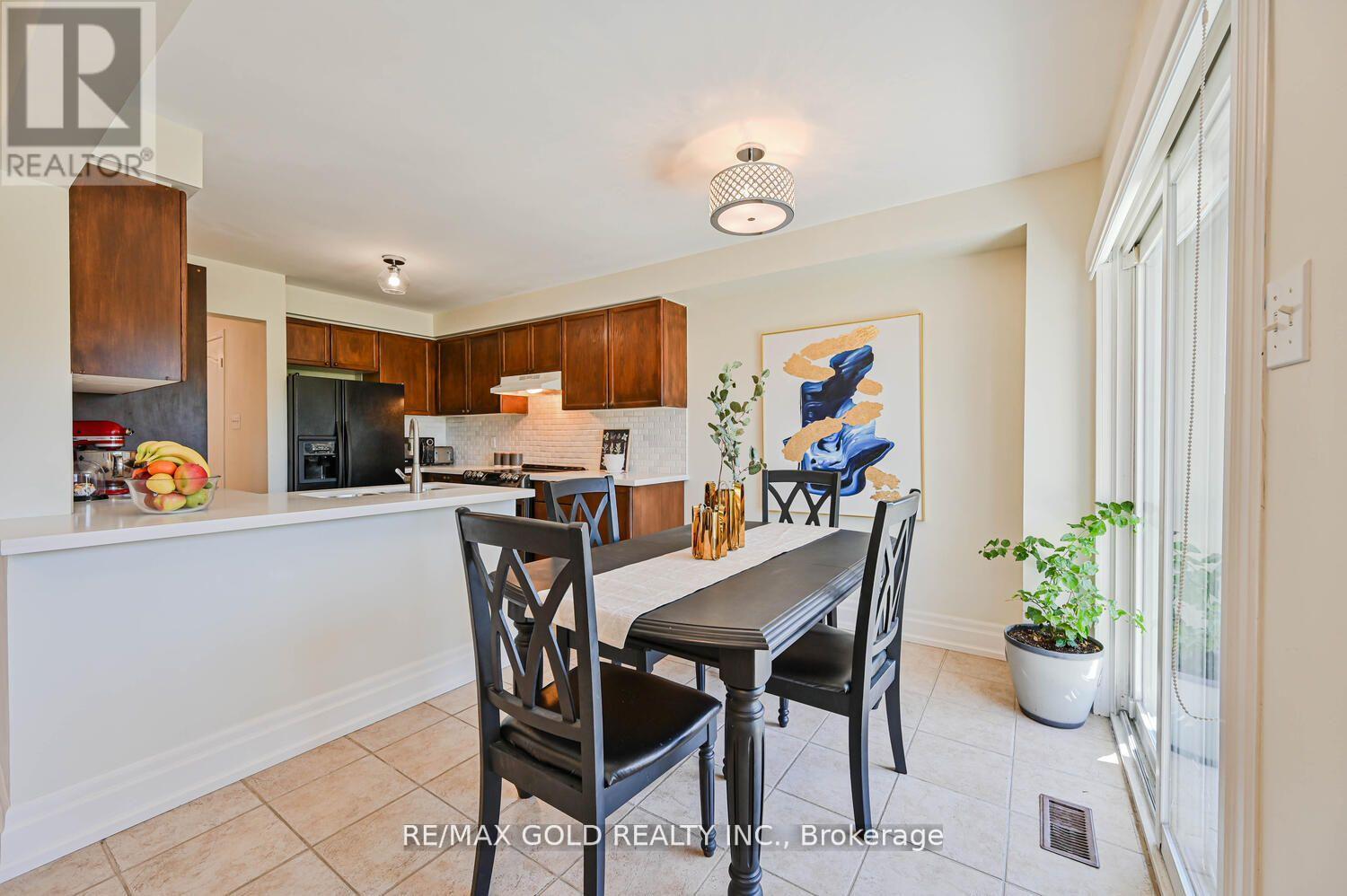 8 Willow Park Drive, Brampton (Sandringham-Wellington), Ontario  L6R 2M9 - Photo 13 - W12129866