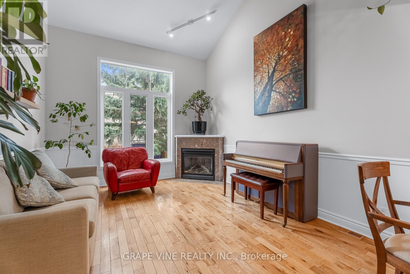939 Lucille Way, Ottawa, Ontario  K4A 4H9 - Photo 8 - X12130052