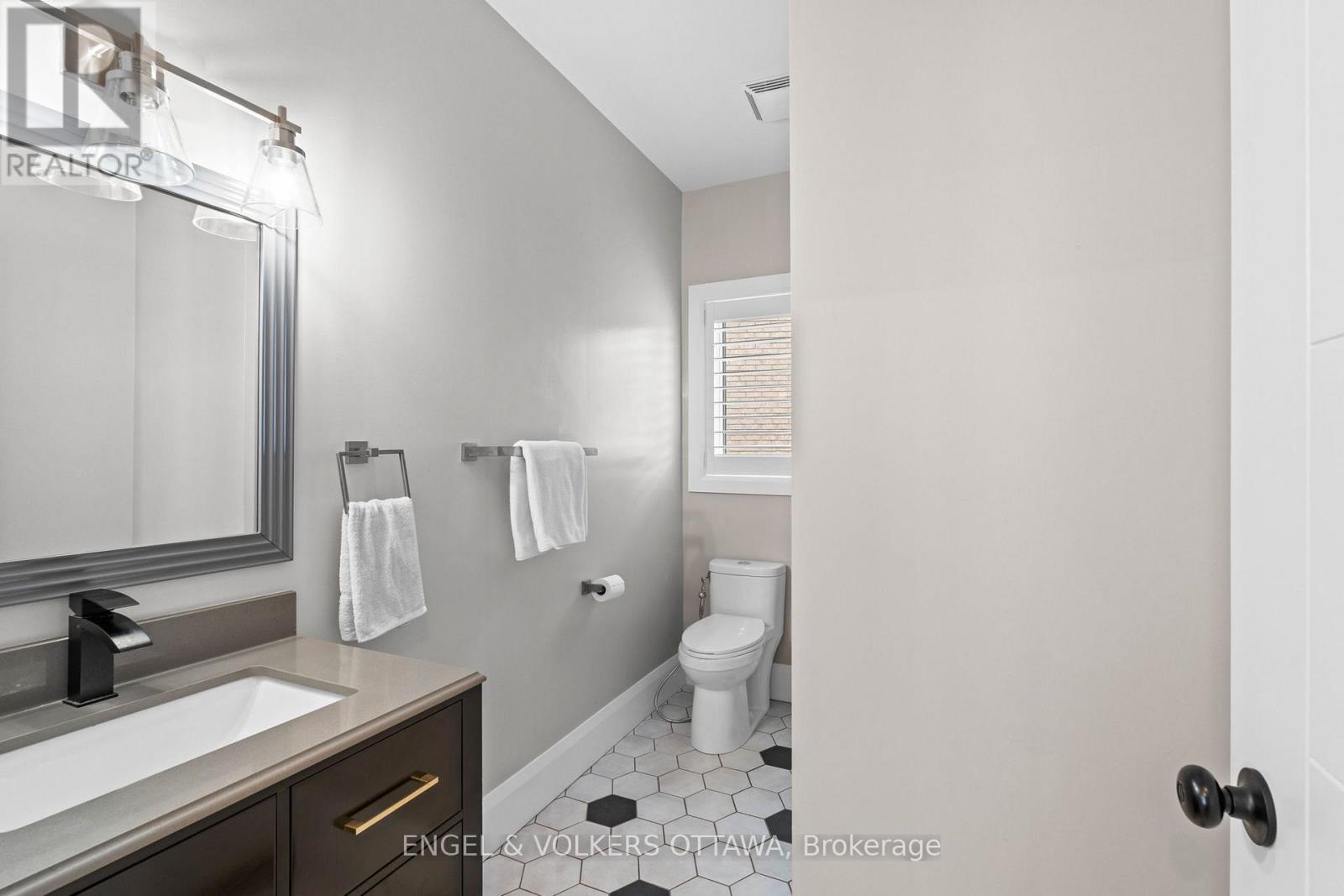 18 Fanterra Way, Ottawa, Ontario  K1T 3Y7 - Photo 13 - X12130095