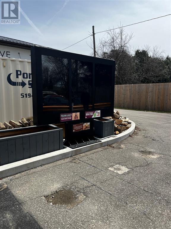 1119 Dufferin Avenue, Wallaceburg, Ontario  N8A 2W2 - Photo 4 - 25011434