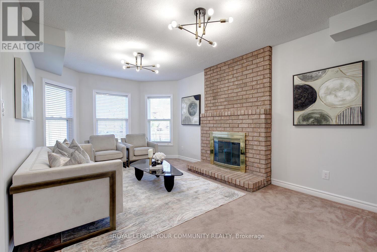 14 Hart Street, Richmond Hill, Ontario  L4C 8X2 - Photo 10 - N12130070
