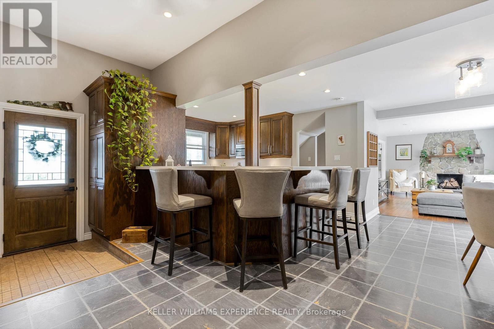 31 Lawrence Avenue, Springwater, Ontario  L9X 0W4 - Photo 4 - S12130013