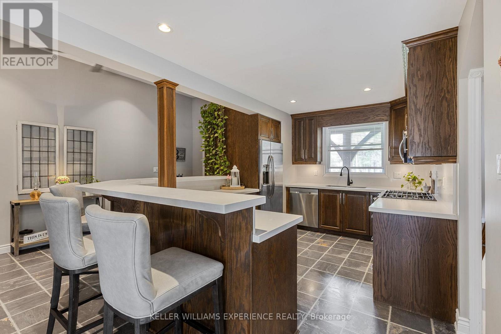 31 Lawrence Avenue, Springwater, Ontario  L9X 0W4 - Photo 5 - S12130013