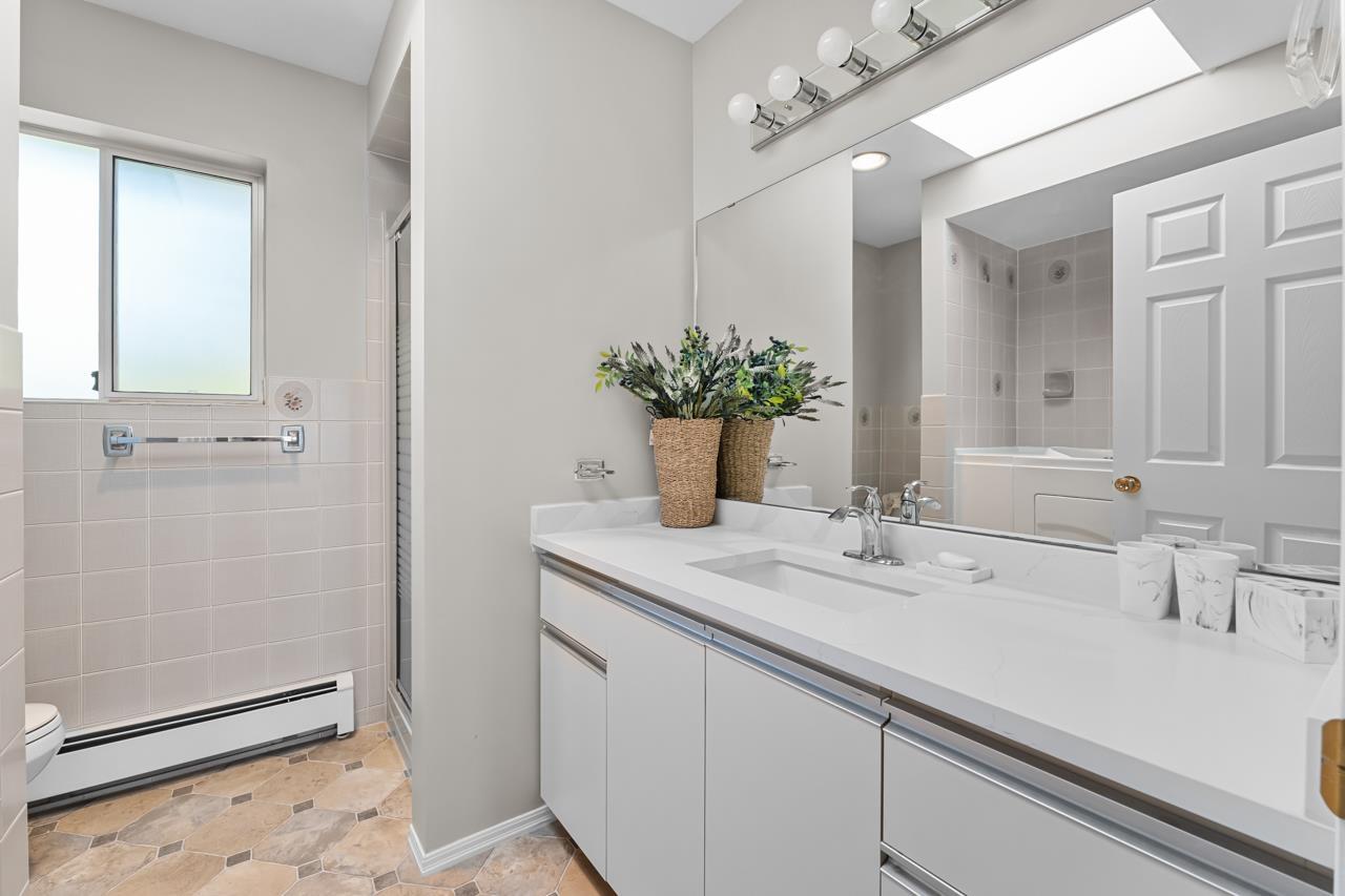 15837 Pacific Avenue, White Rock, British Columbia  V4B 1S8 - Photo 24 - R2998512