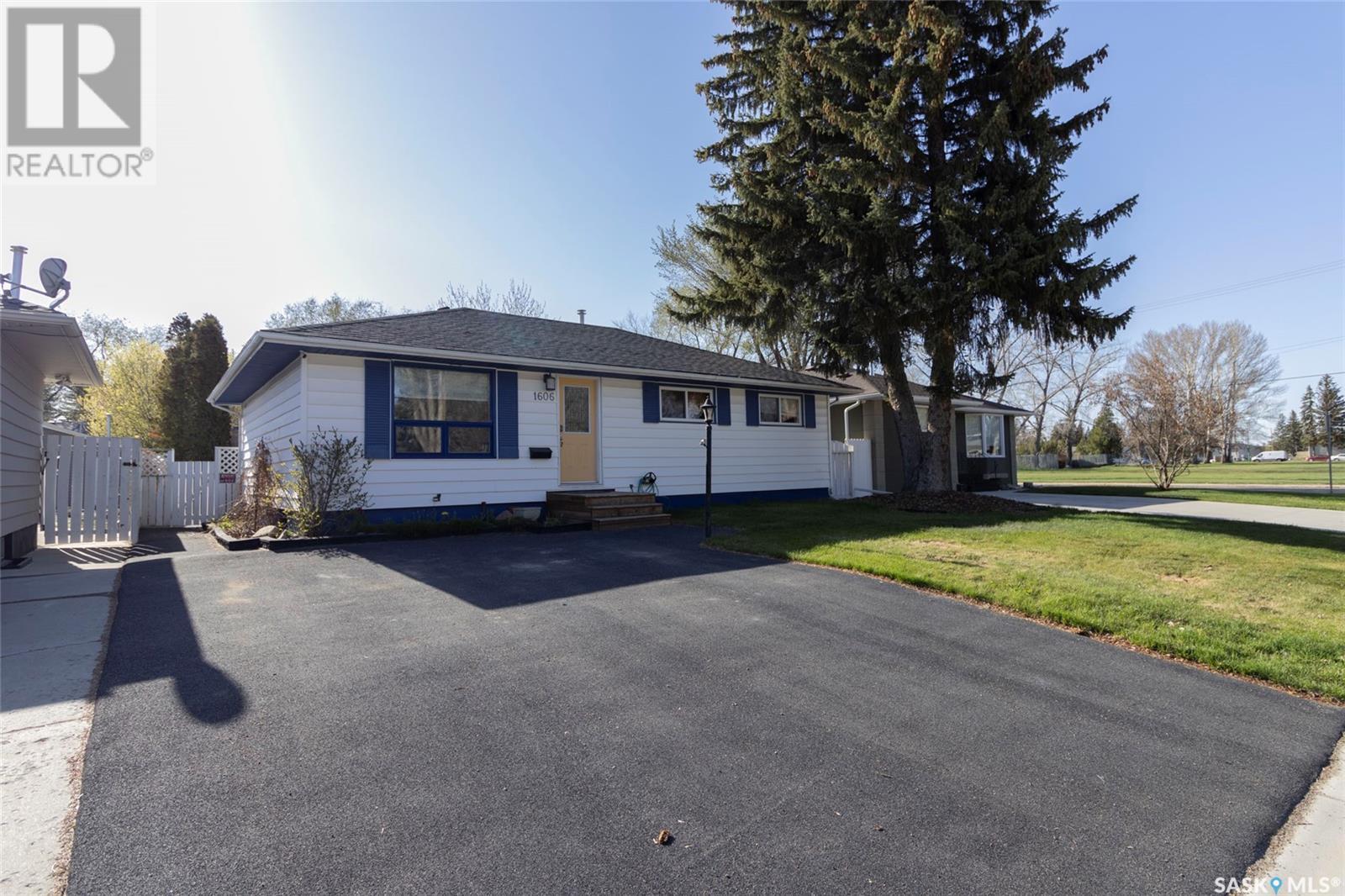 Property at 1606 Grosvenor AVENUE image 2