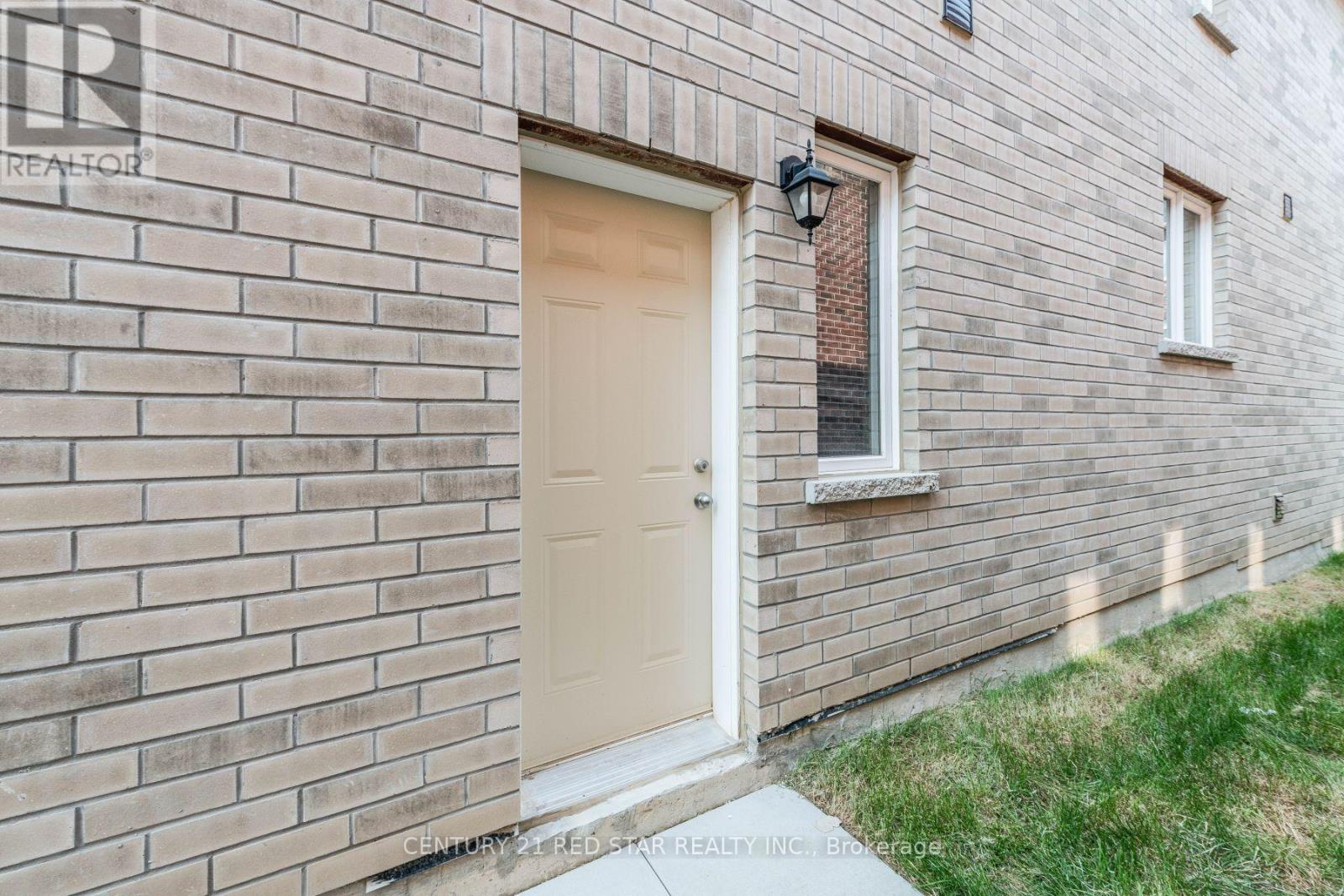 9 Sail Road, Brampton, Ontario  L7A 4W6 - Photo 4 - W12130006