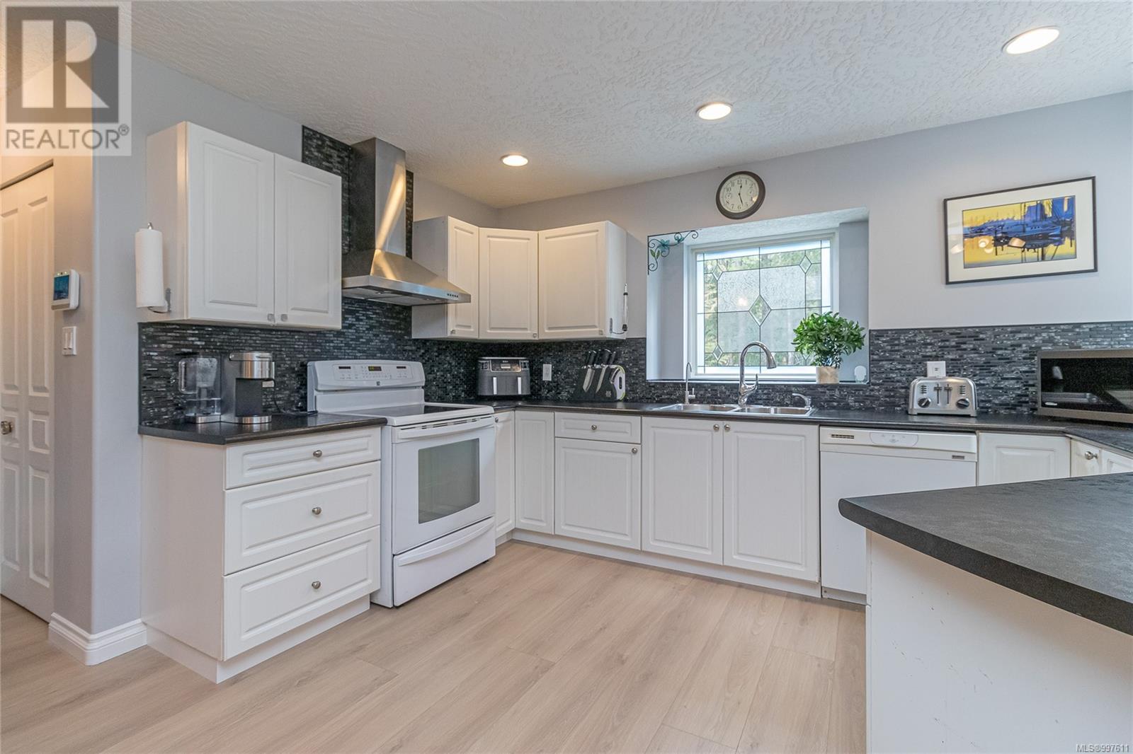 Property at 1335 Meadowood Way image 2