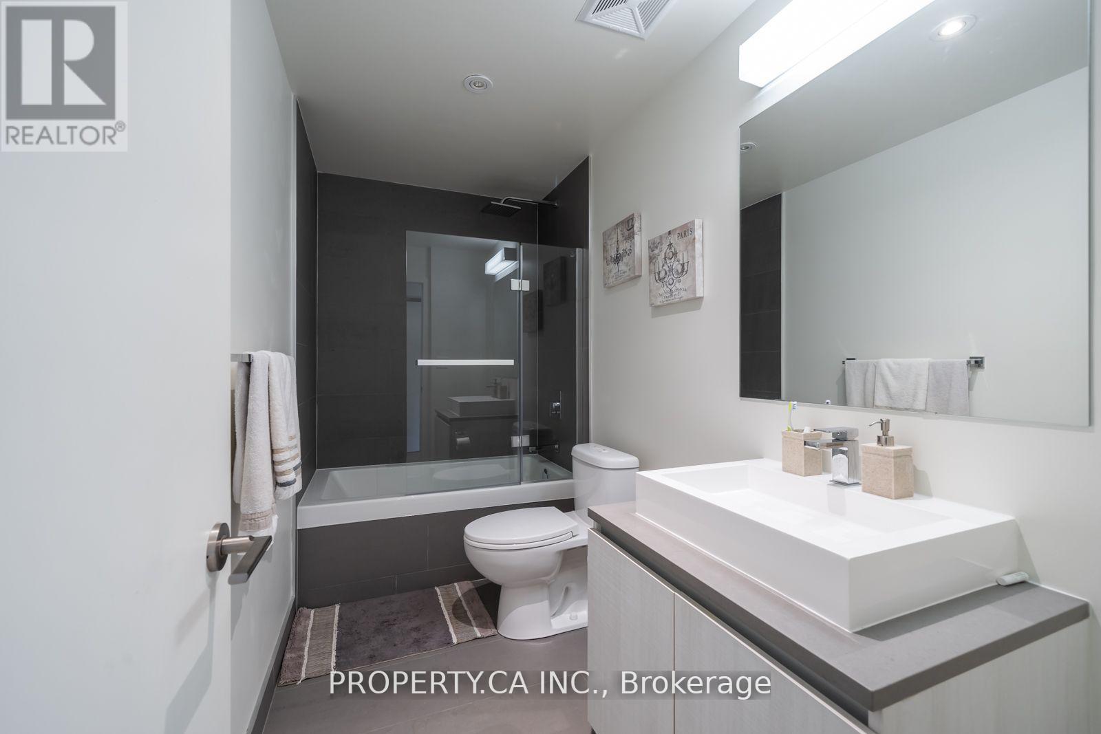 1012 - 111 Bathurst Street, Toronto (Waterfront Communities), Ontario  M5V 0M9 - Photo 19 - C12130293