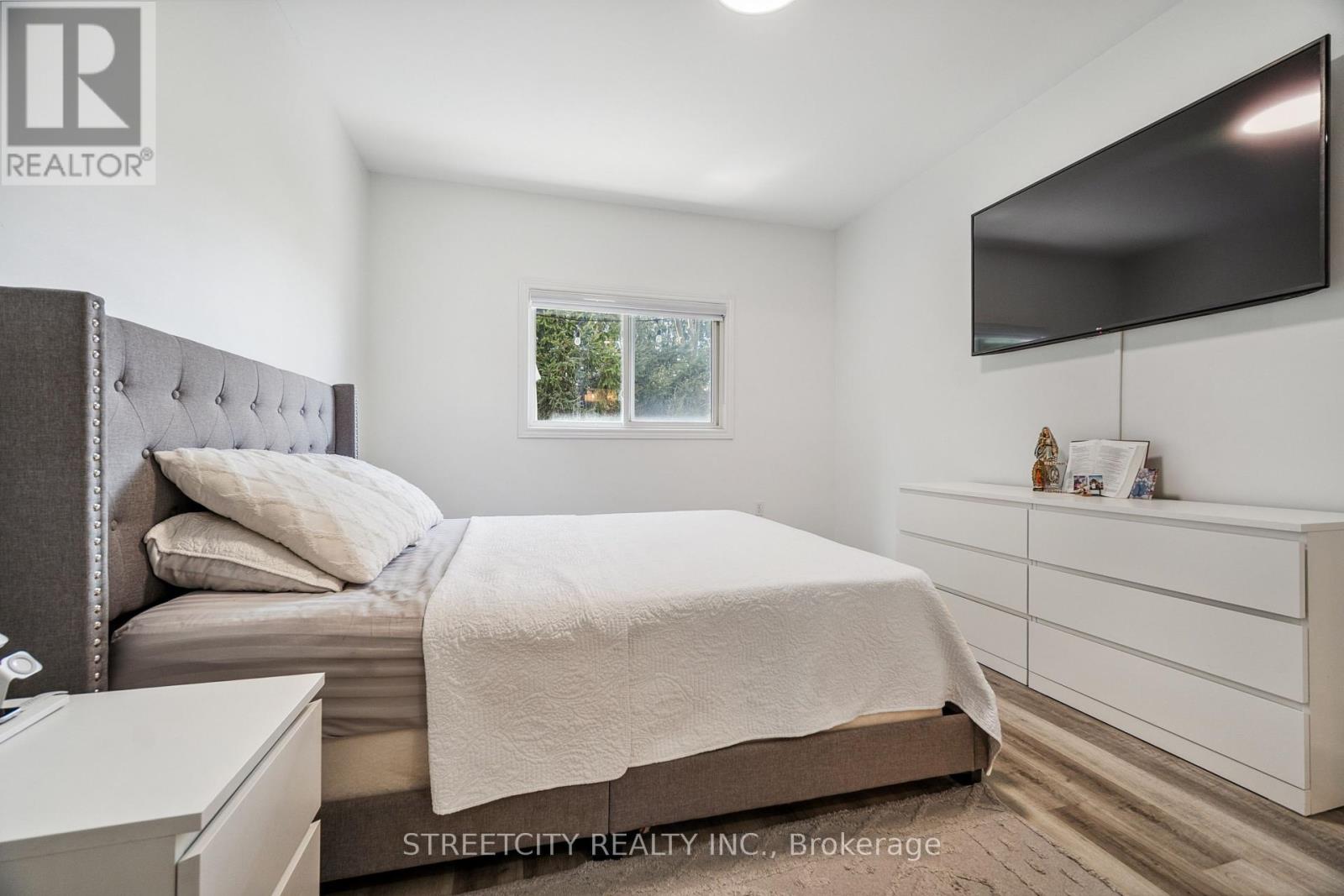 Photo 16 of 50 for 211 - 2025 Meadowgate Boulevard S