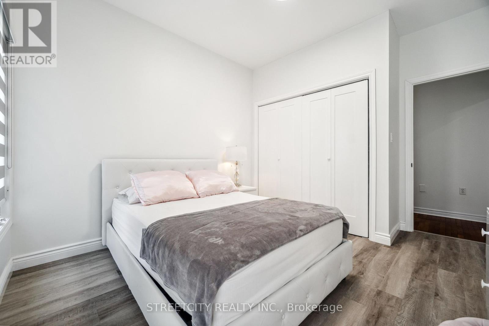 Photo 17 of 50 for 211 - 2025 Meadowgate Boulevard S