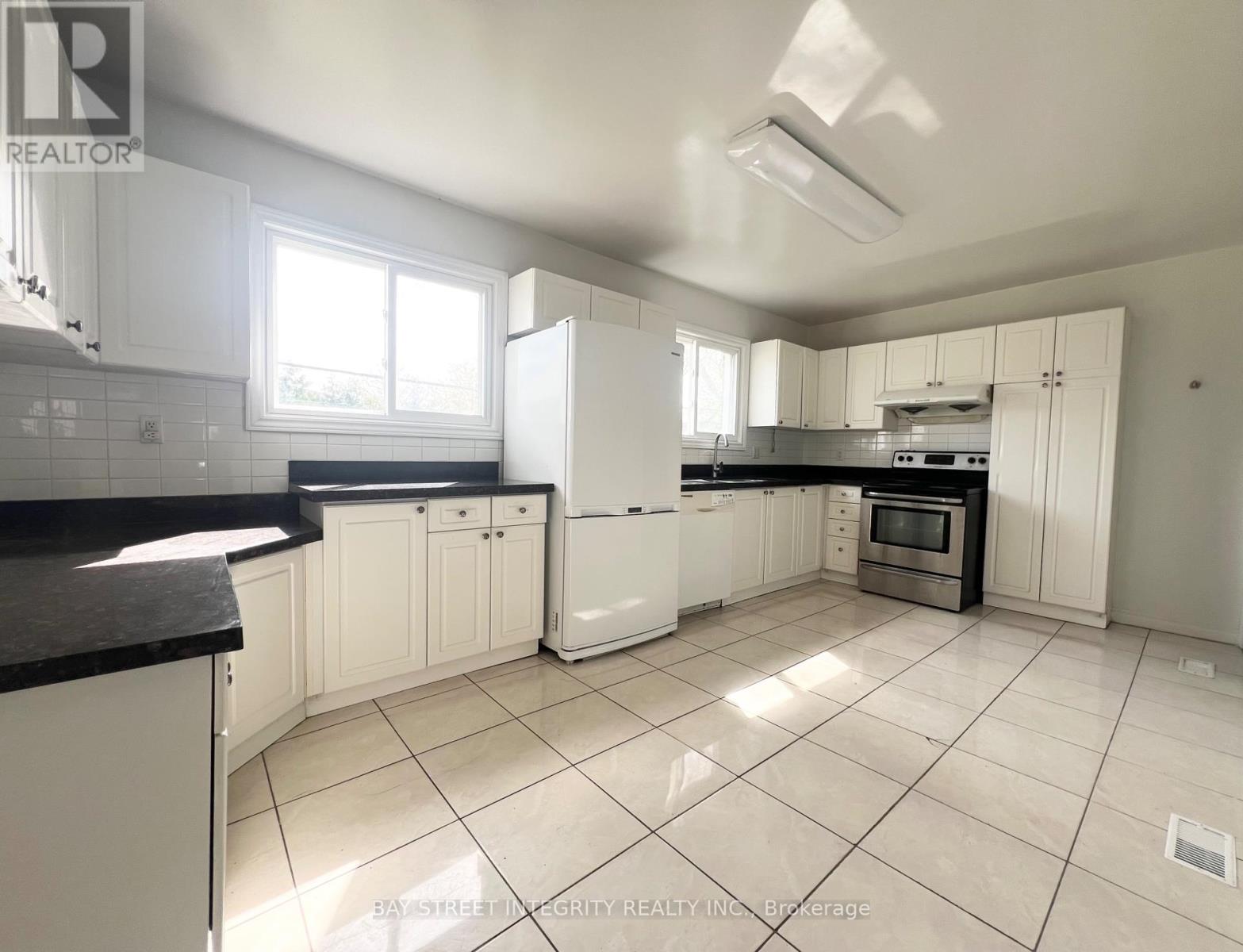 27 Tollerton Avenue, Toronto, Ontario  M2K 2H1 - Photo 4 - C12129354