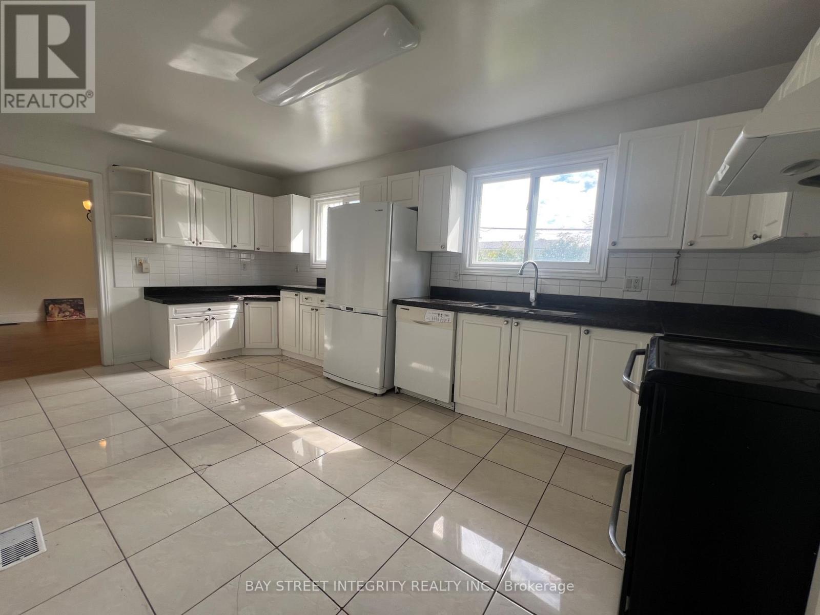 27 Tollerton Avenue, Toronto, Ontario  M2K 2H1 - Photo 5 - C12129354