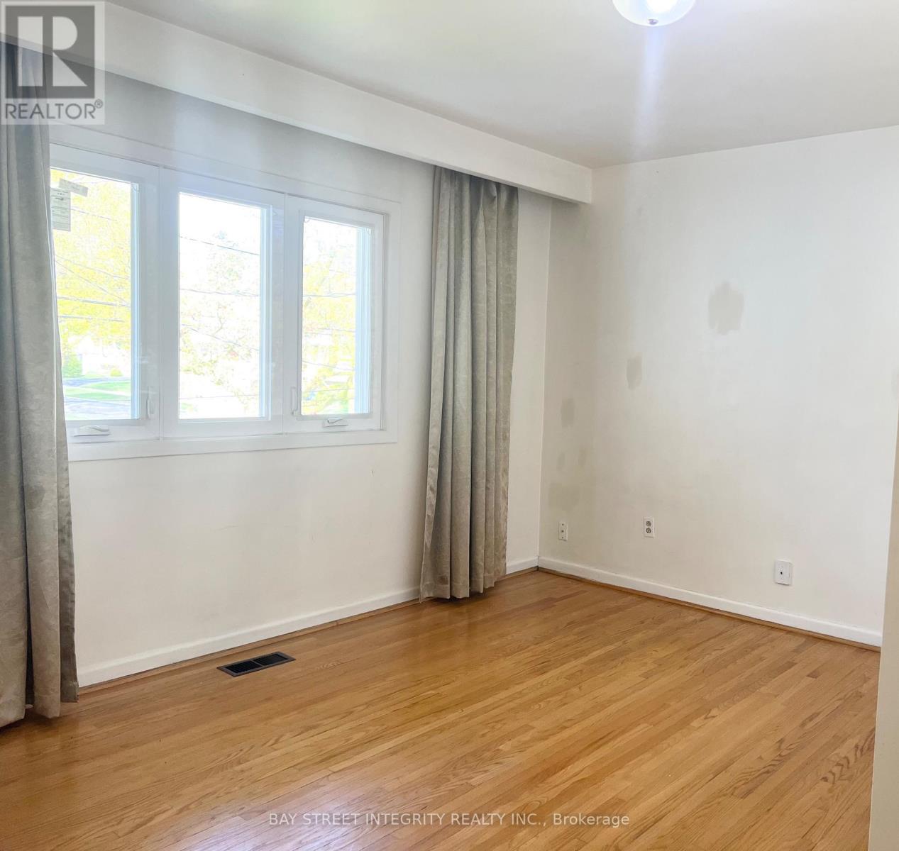 27 Tollerton Avenue, Toronto, Ontario  M2K 2H1 - Photo 9 - C12129354